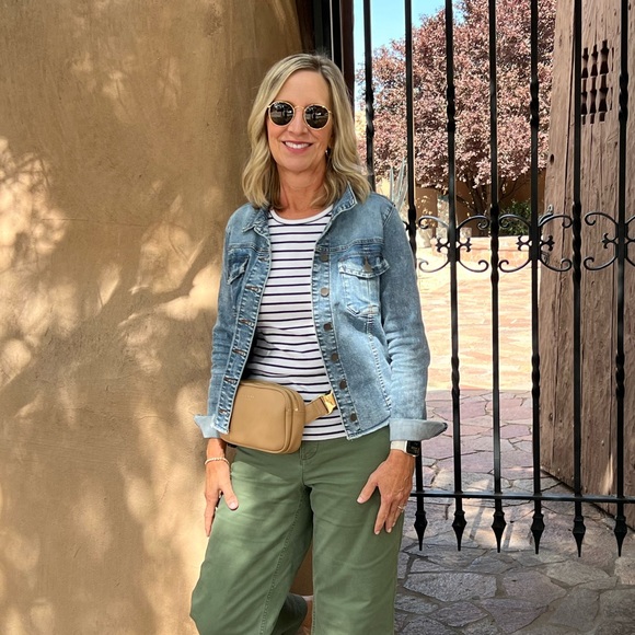 Kut from the Kloth Kara Denim Jacket - Medium Women’s - Picture 11 of 11